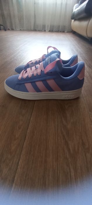 Жіночі кросівки adidas