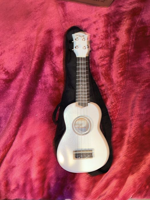 Ukulele stagg - como novo