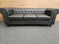 Czarna trzyosobowa sofa Chesterfield