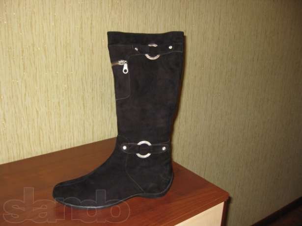 Продам новые теплые сапоги 39 размер