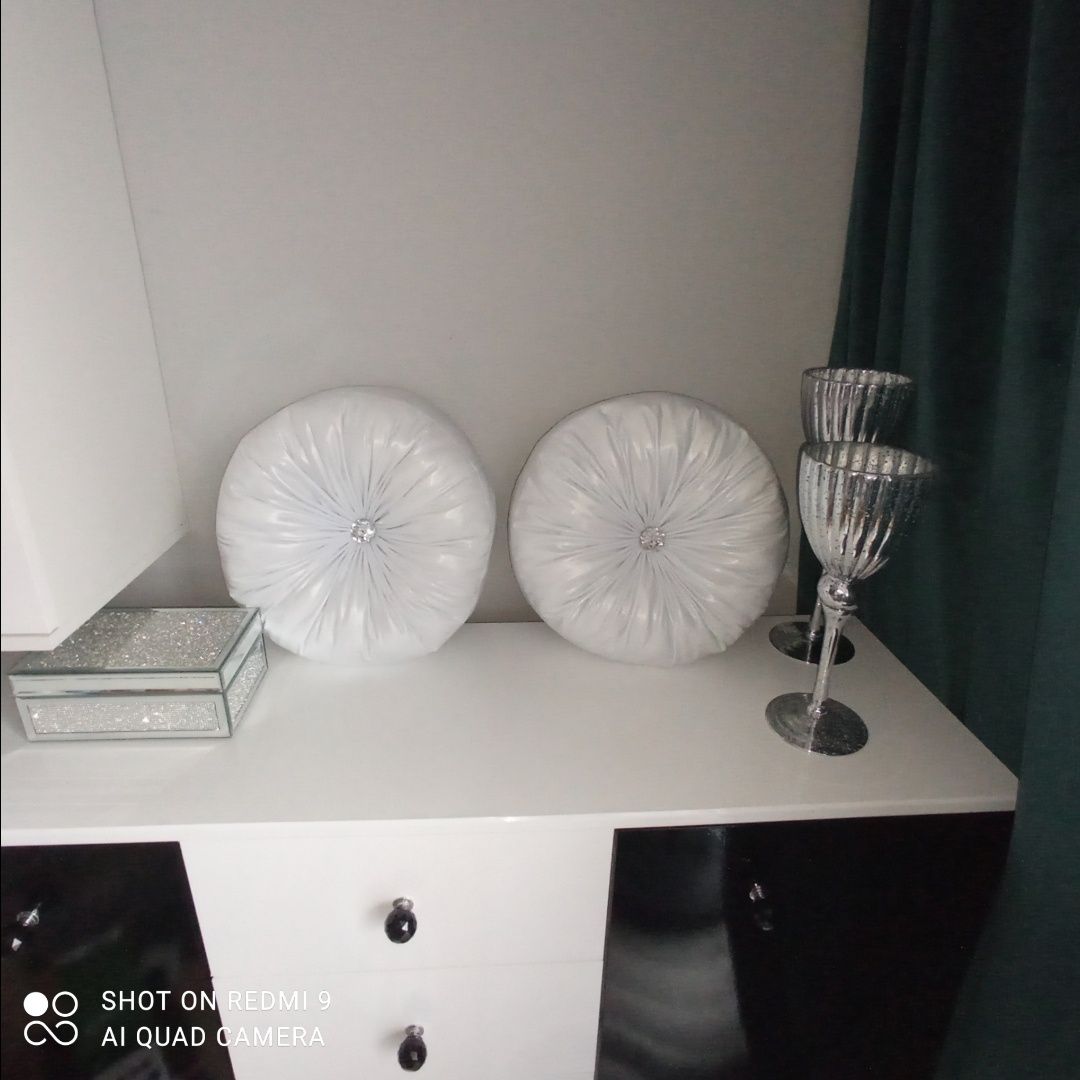 Dwie białe poduszki dekoracyjne