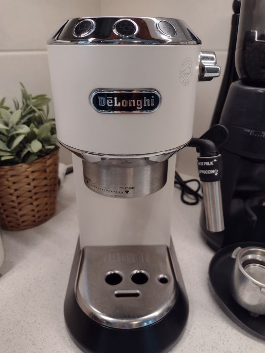 Ekspres do kawy De’Longhi EC 685 z młynkiem Graef CM 702