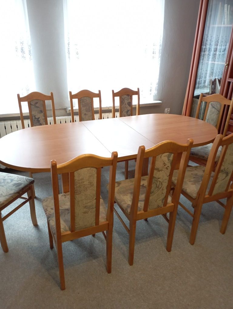 Sprzedam 8 krzeseł + stół stan super