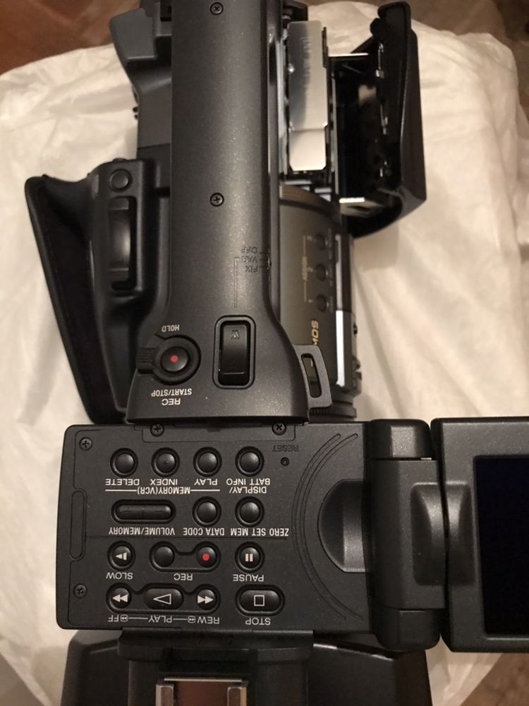 Профессиональная видеокамера. НОВАЯ. Sony DCR-VX 2200E