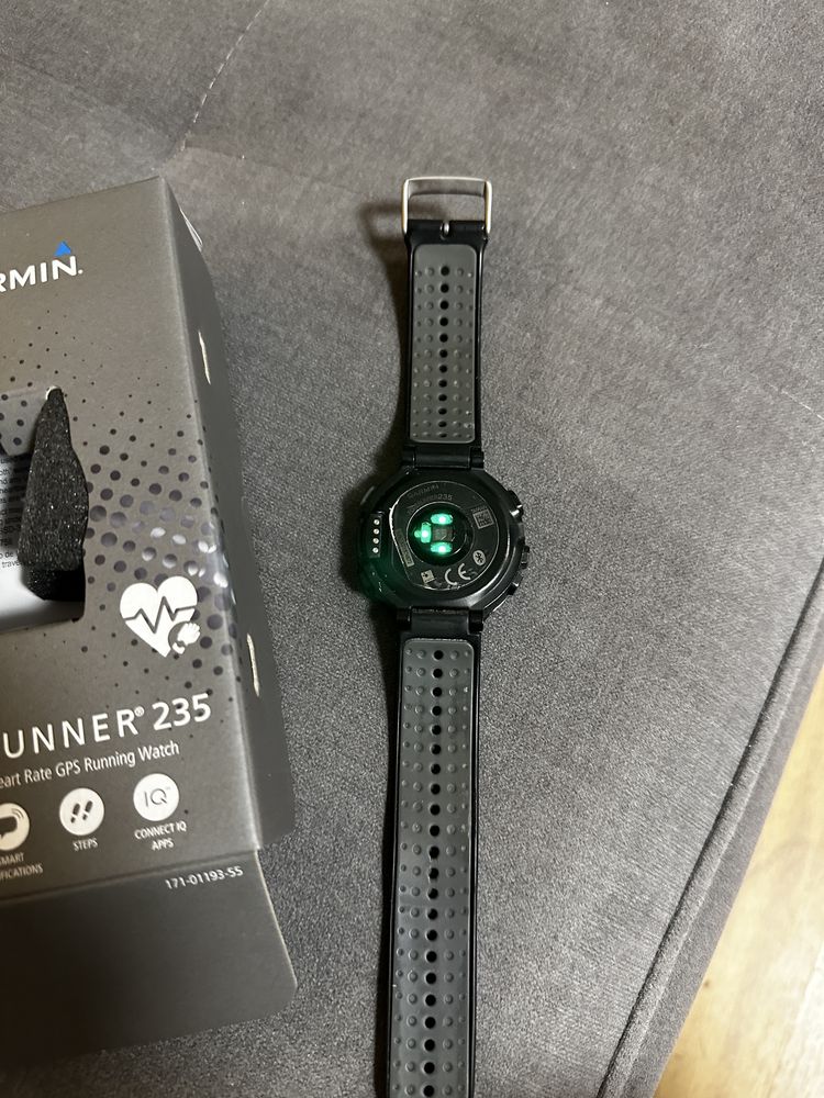 Zegarek sportowy Garmin Forerunner 235, sprawny w dobrym stanie
