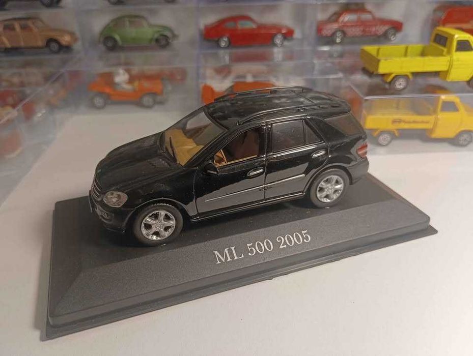 Miniatura de coleção Mercedes Benz ML 500 1.43