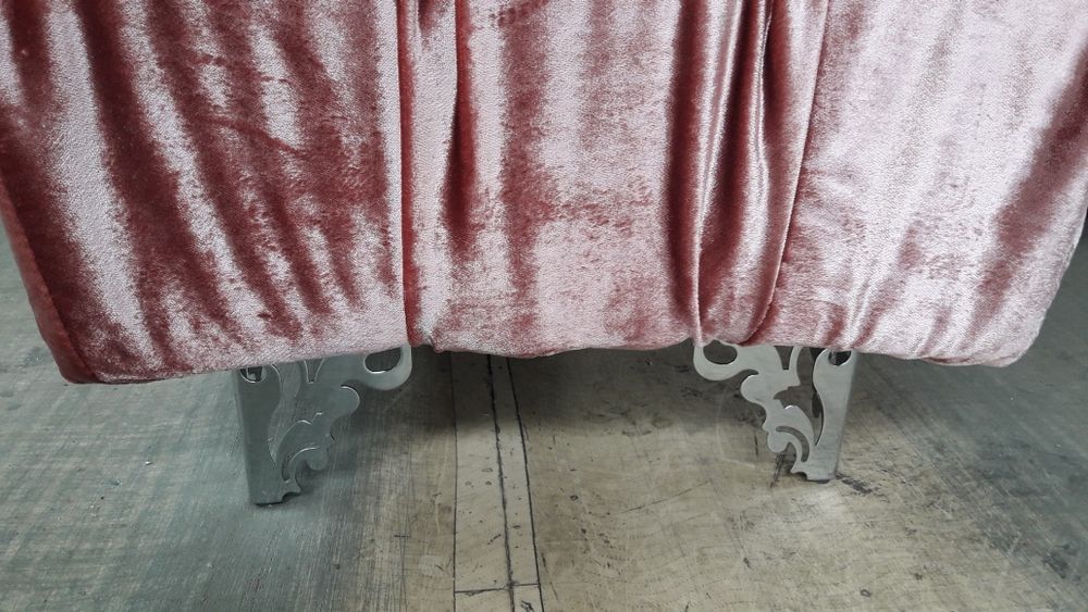 Piękne ogromne łoże sypialniane z materacem