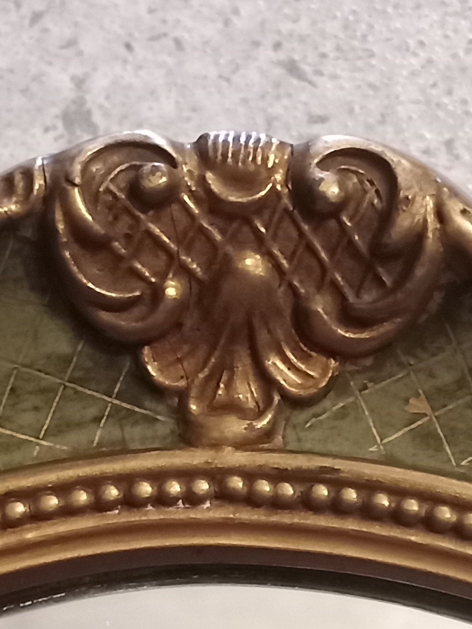 Espelho oval biselado antigo com moldura em dourado e verde velho