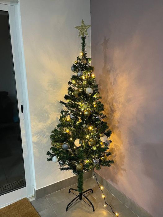 Árvore de Natal 150cm - Apenas usada uma vez (Não incluí enfeites)