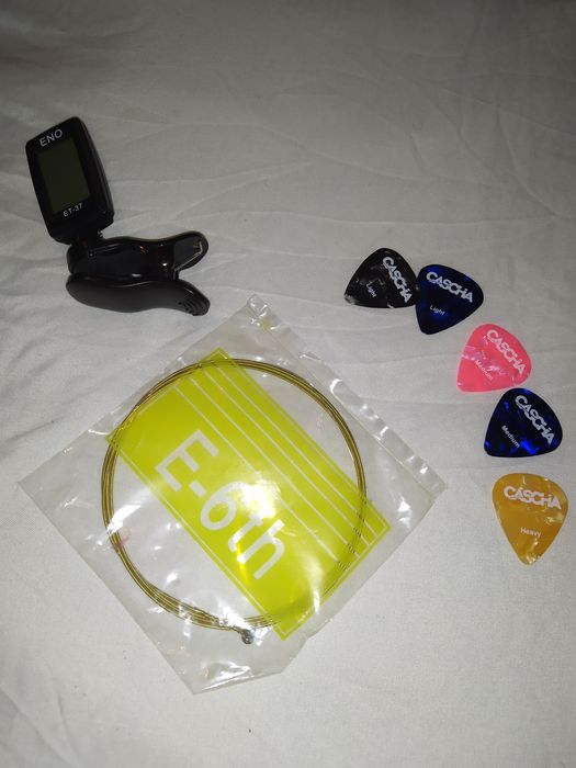 Gitara Akustyczna + pokrowiec, kostki do gry, stroik, dodatkowa struna