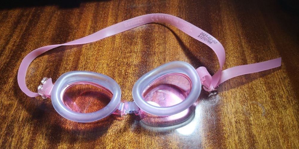 Продам шапочку и очки для плавания SPEEDO.