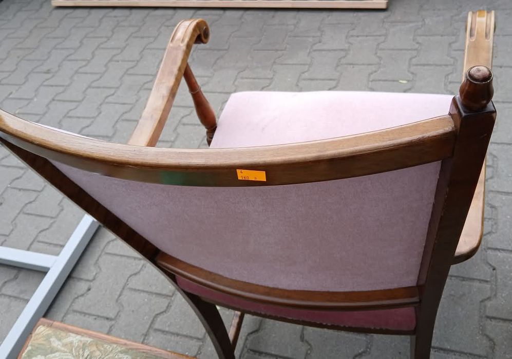 Fotel drewniany z materiałowym obiciem