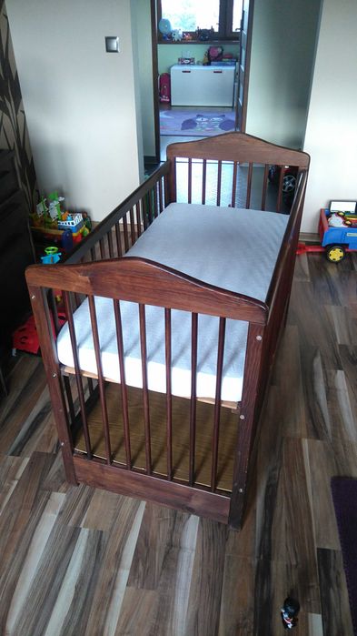 Łóżeczko dla dziecka z szufladą i pełnym wyposażeniem