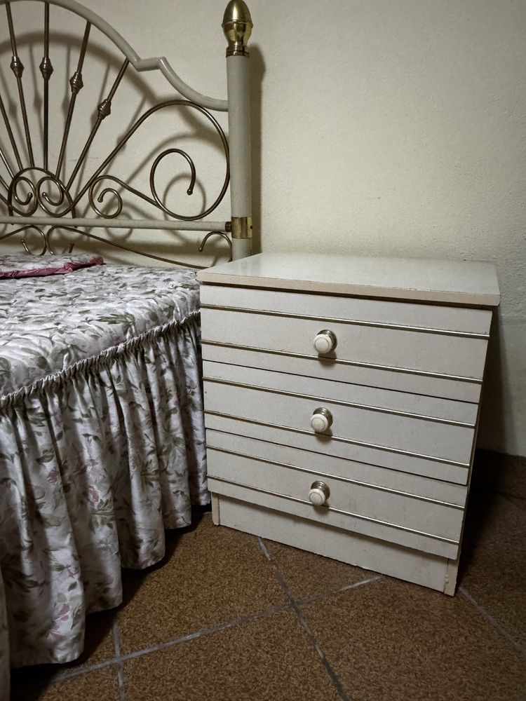 Cama antiga em ferro e mesinhas