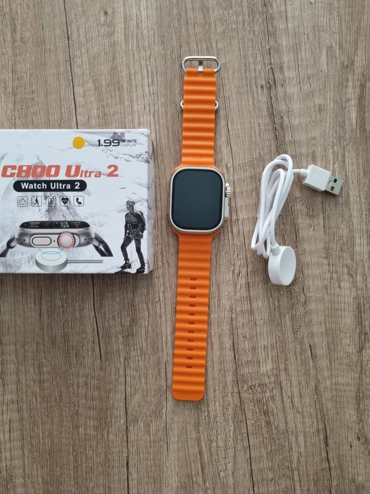 Srebrny smartwatch na pomarańczowym pasku