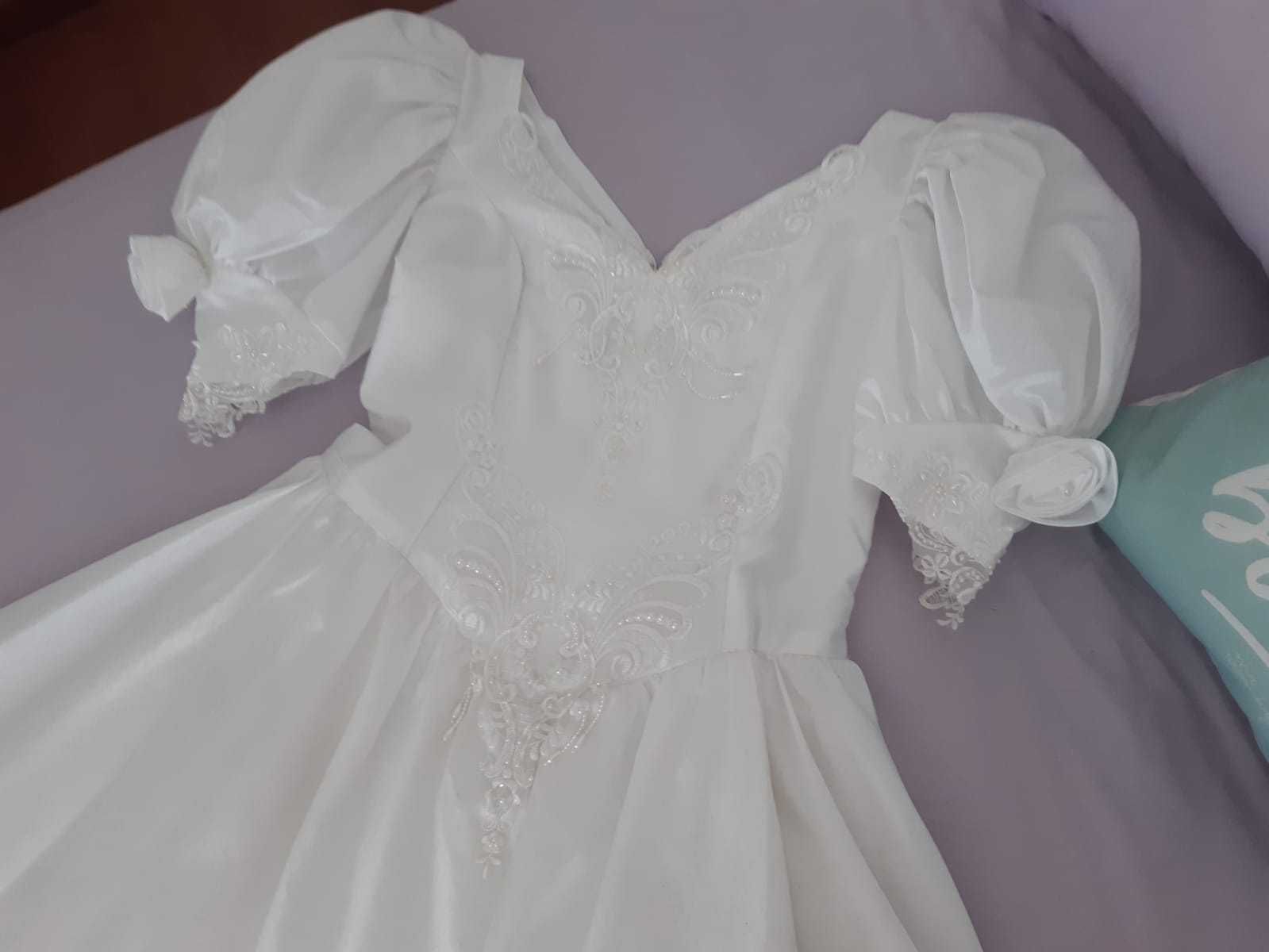 Vestido de Noiva com Rendas e Bordados e luvas