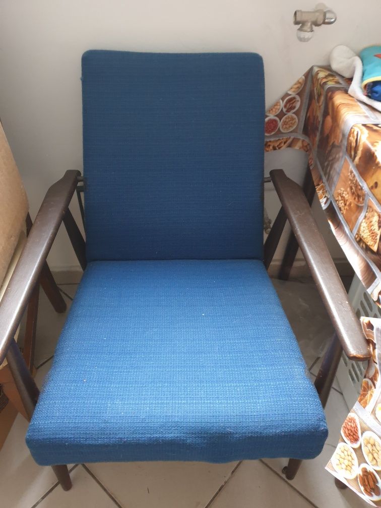 Stary fotel Lisek z kolekcji PRL-u.