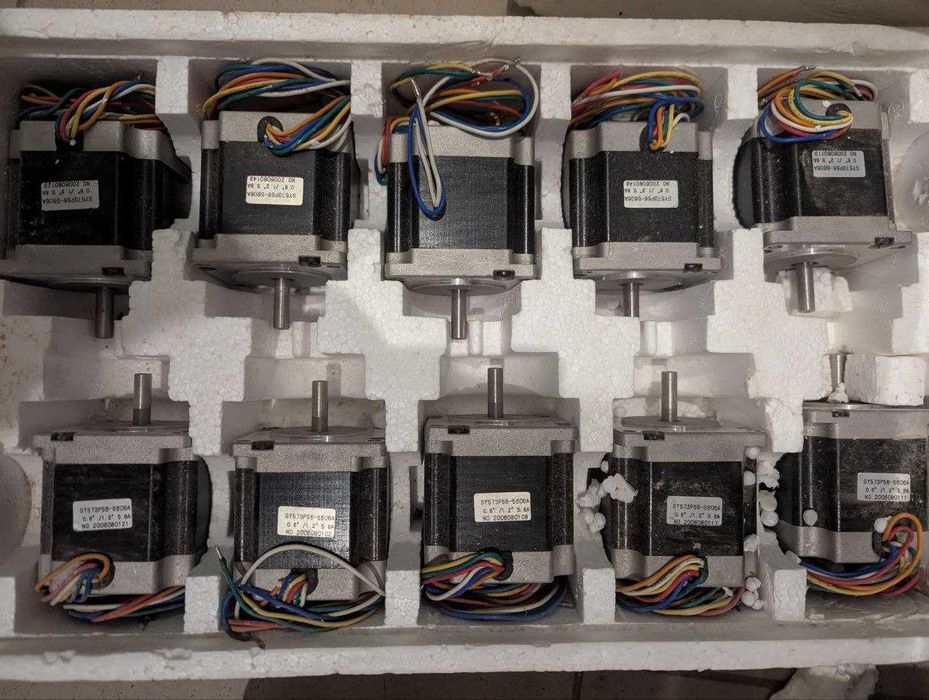 Кроковий двигун SY573P56-5606A, 57 мм (NEMA23), 0.6°/1.2°, ~5.6–5.8 A.