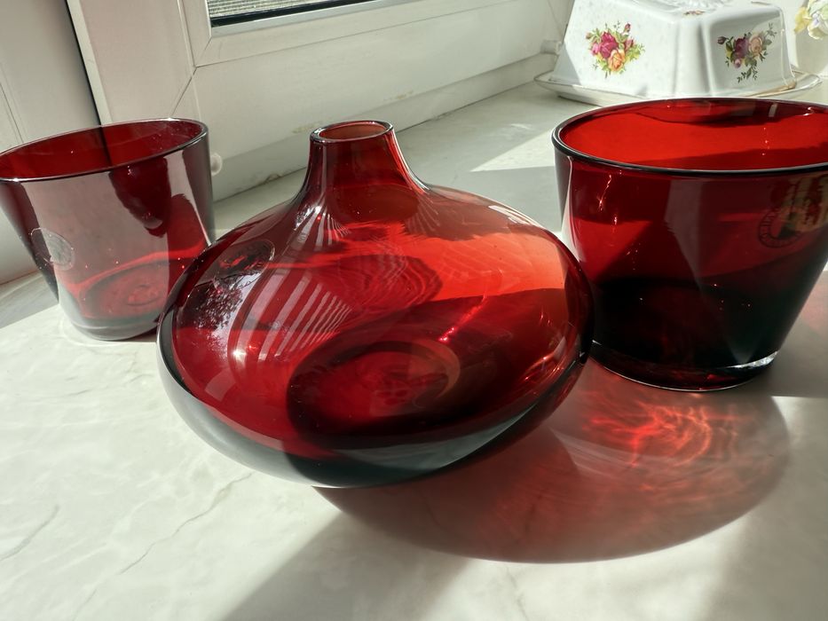 Стакани та вазочка рубінове скло