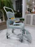Cadeira higiénica com rodas etac clean