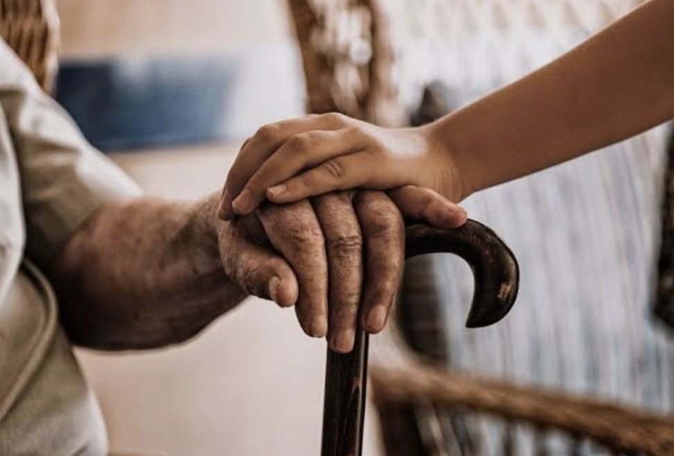 Cuido de idosa sou auxiliar em Geriatria