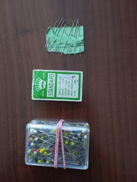 Szpilki z kolorowym lebkiem i igły .