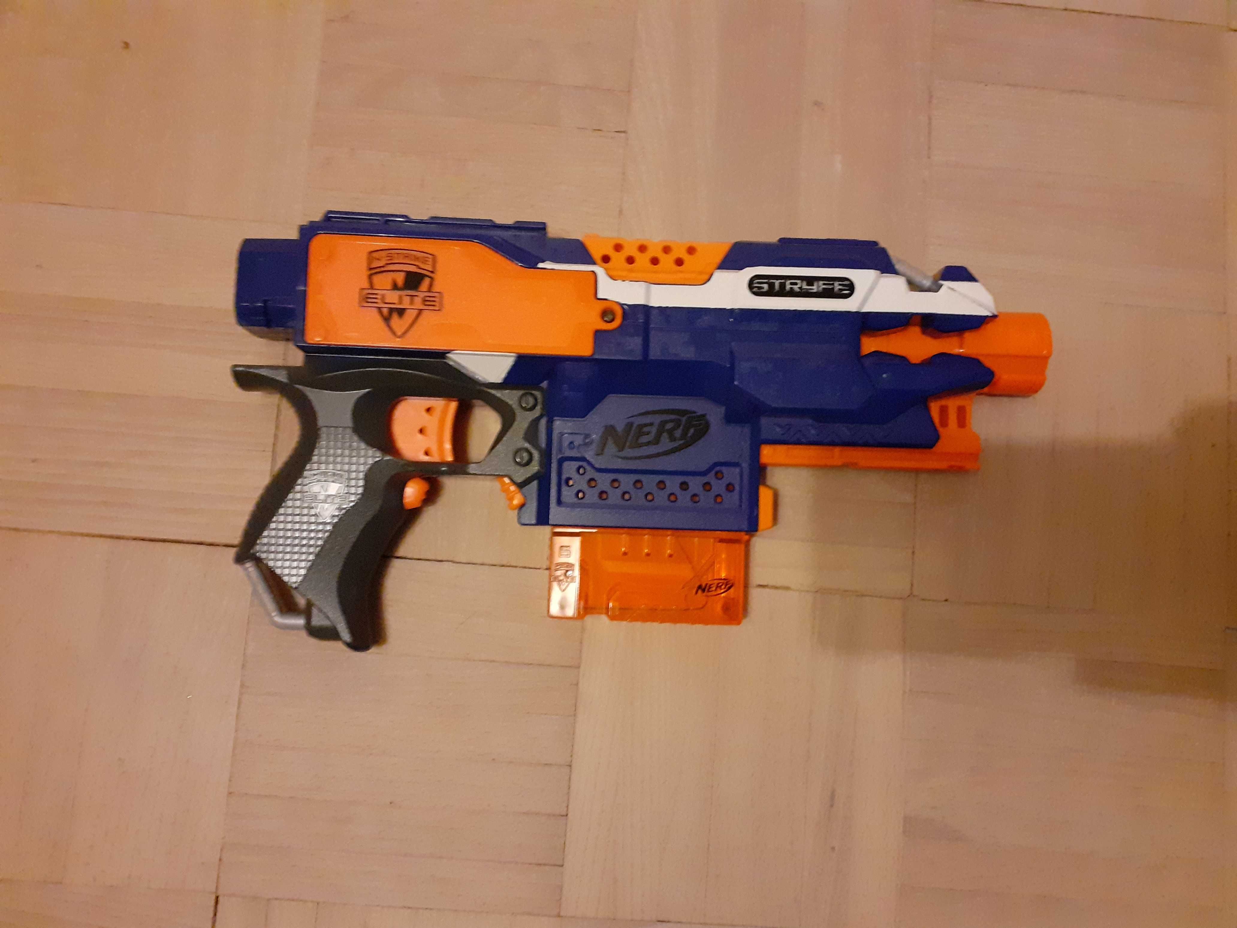 Nerf (6 pistoletów + akcesoria)