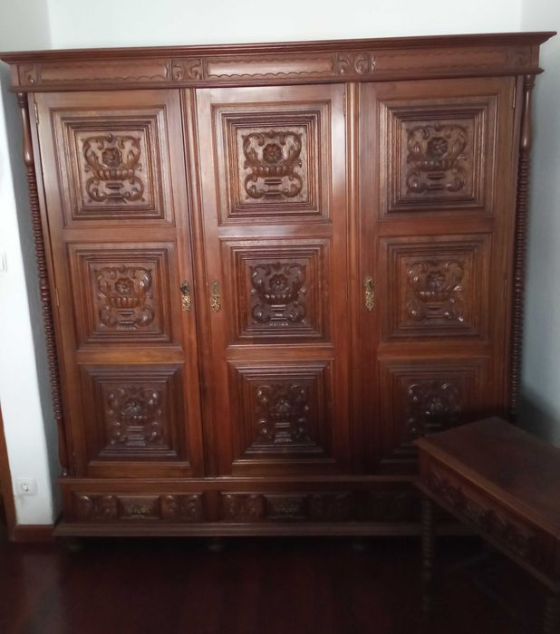 Guarda Fatos 3 portas e gavetas em madeira talhada e balaustres