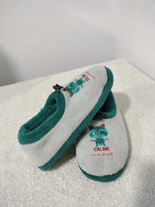 Vende se pantufas novas para menino