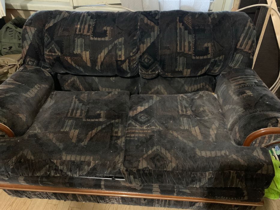 Віддам безкоштовно б/у диван.