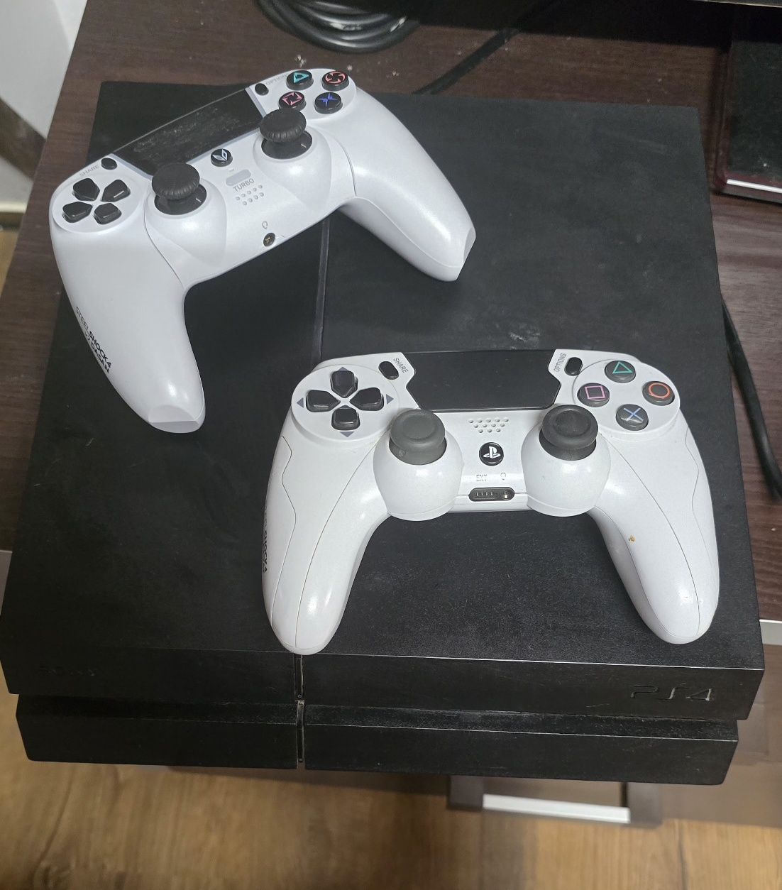 Playstation 4 1tb +2 pady