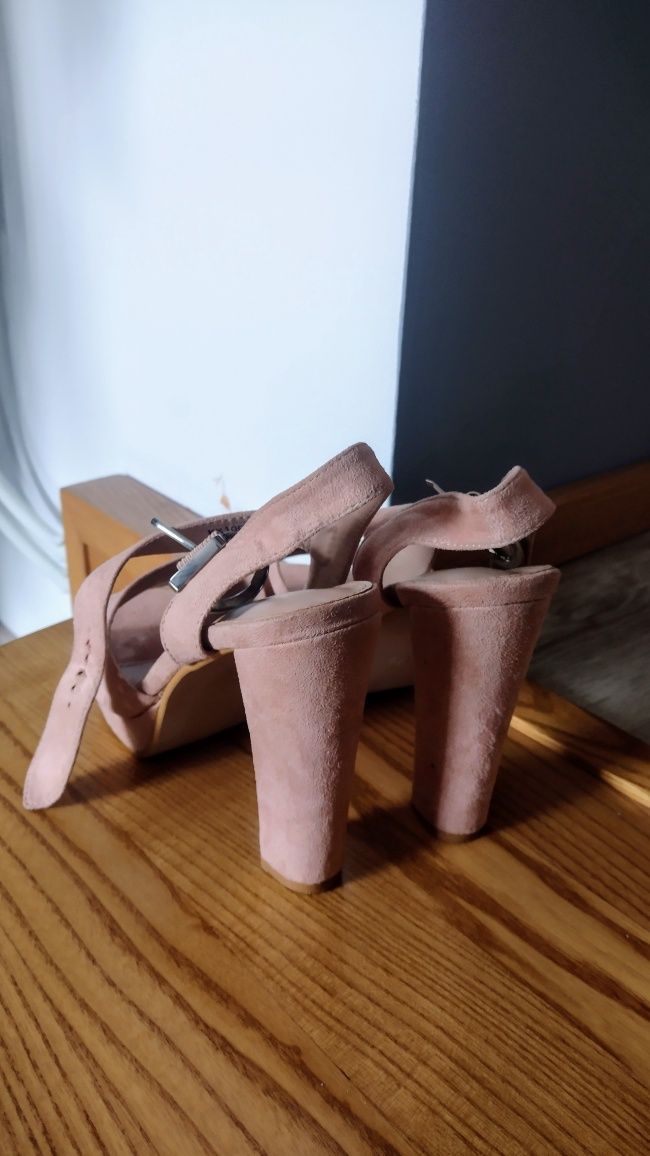 różowe sandały na obcasie