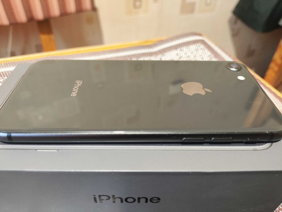 Продам iPhone 8 64 ГБ Space Grey