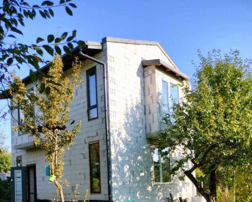 Продається 2-х поверховий будинок 10км від Львова село Липники