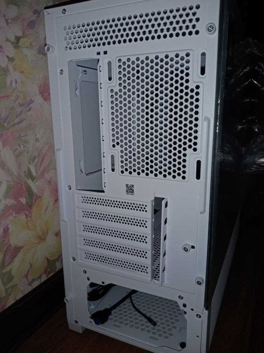 Новий білий корпус GAMEMAX Vista MW