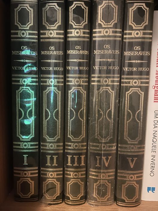 5 volumes livro “Os miseráveis” de Victor Hugo