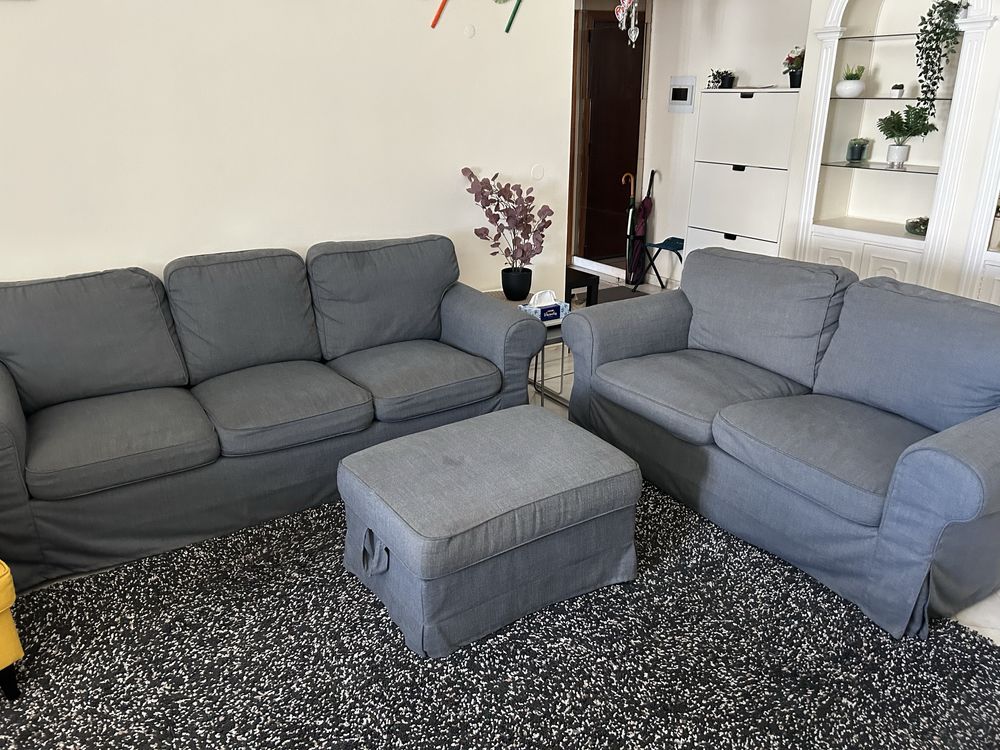 2 sofás IKEA com apoio para pés