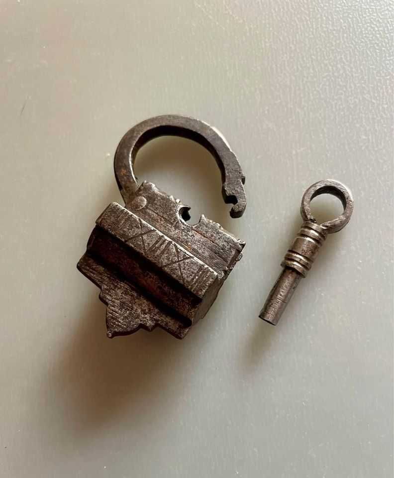 Cadeados e aloquetes antigos, a funcionar e com chave