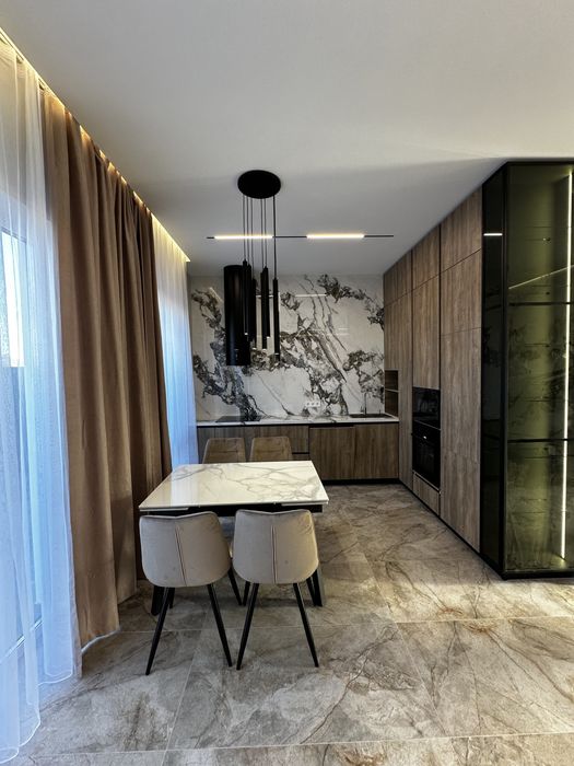 Продаж котеджу з дизайнерським ремонтом в р-н.Садовий