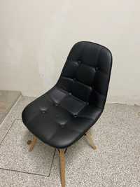 Cadeira em tecido napa preta