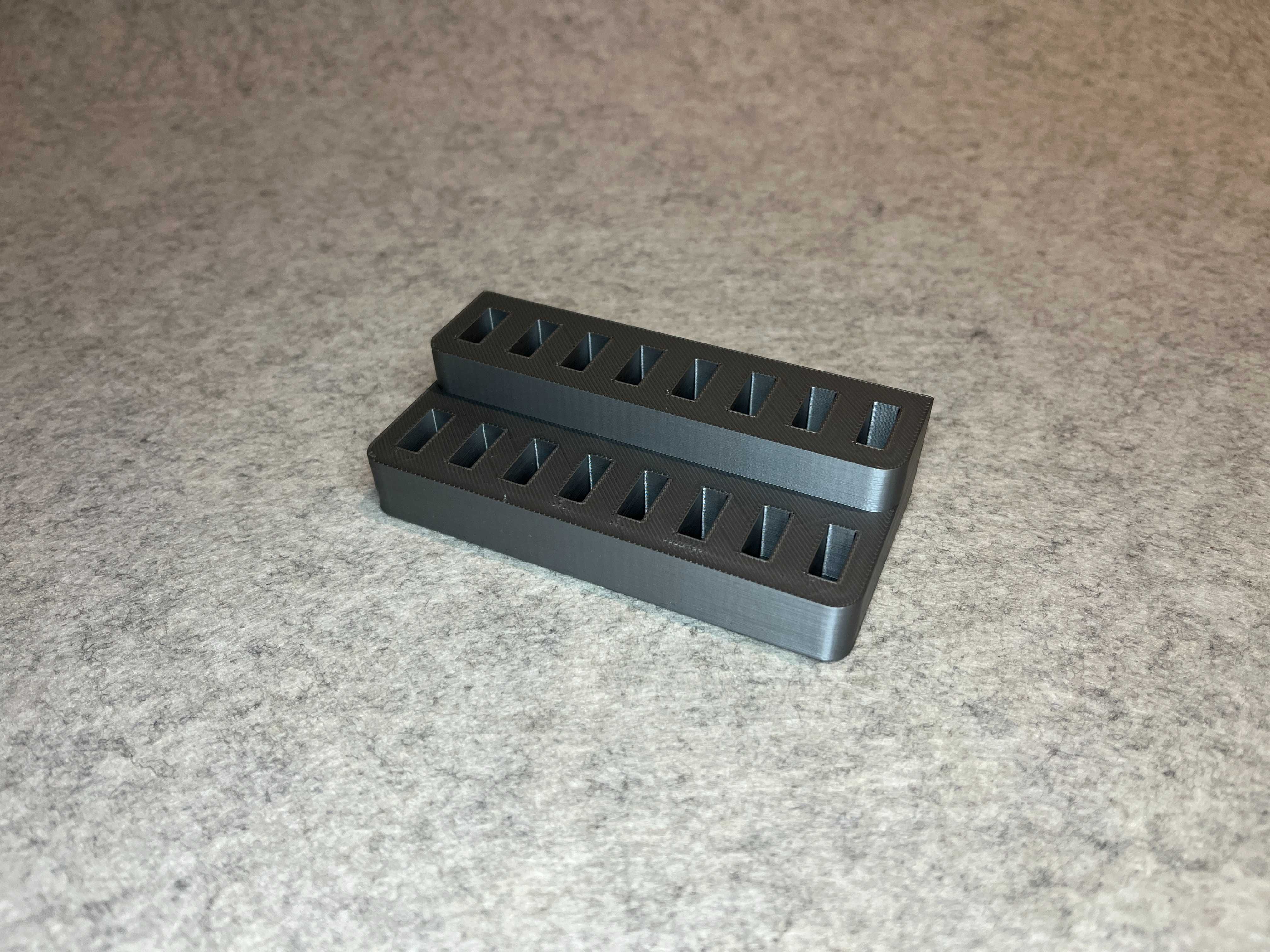 Stojak podstawka na 16 pendrive / pamieci USB