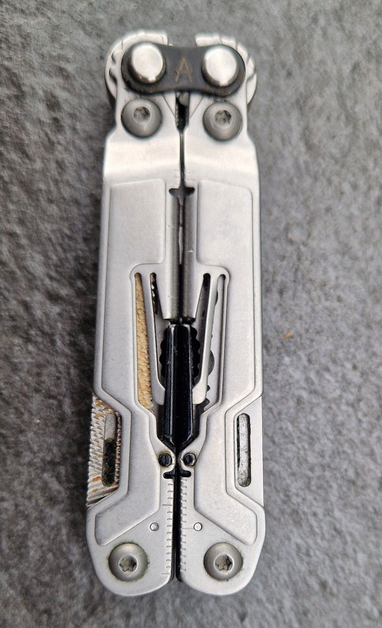 Multitool SOG Powerpint Scyzoryk 18W1 szczypce EDC