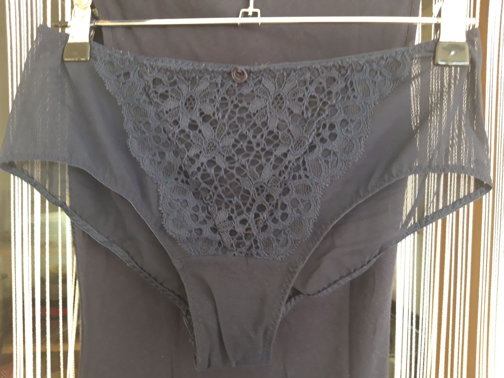 Conjunto de top e cueca, de cor azul marinho da Intimissimi
