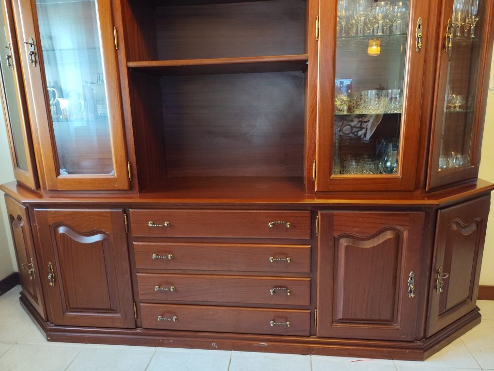 Móvel em mogno, com gavetas, portas laterais e cristaleira