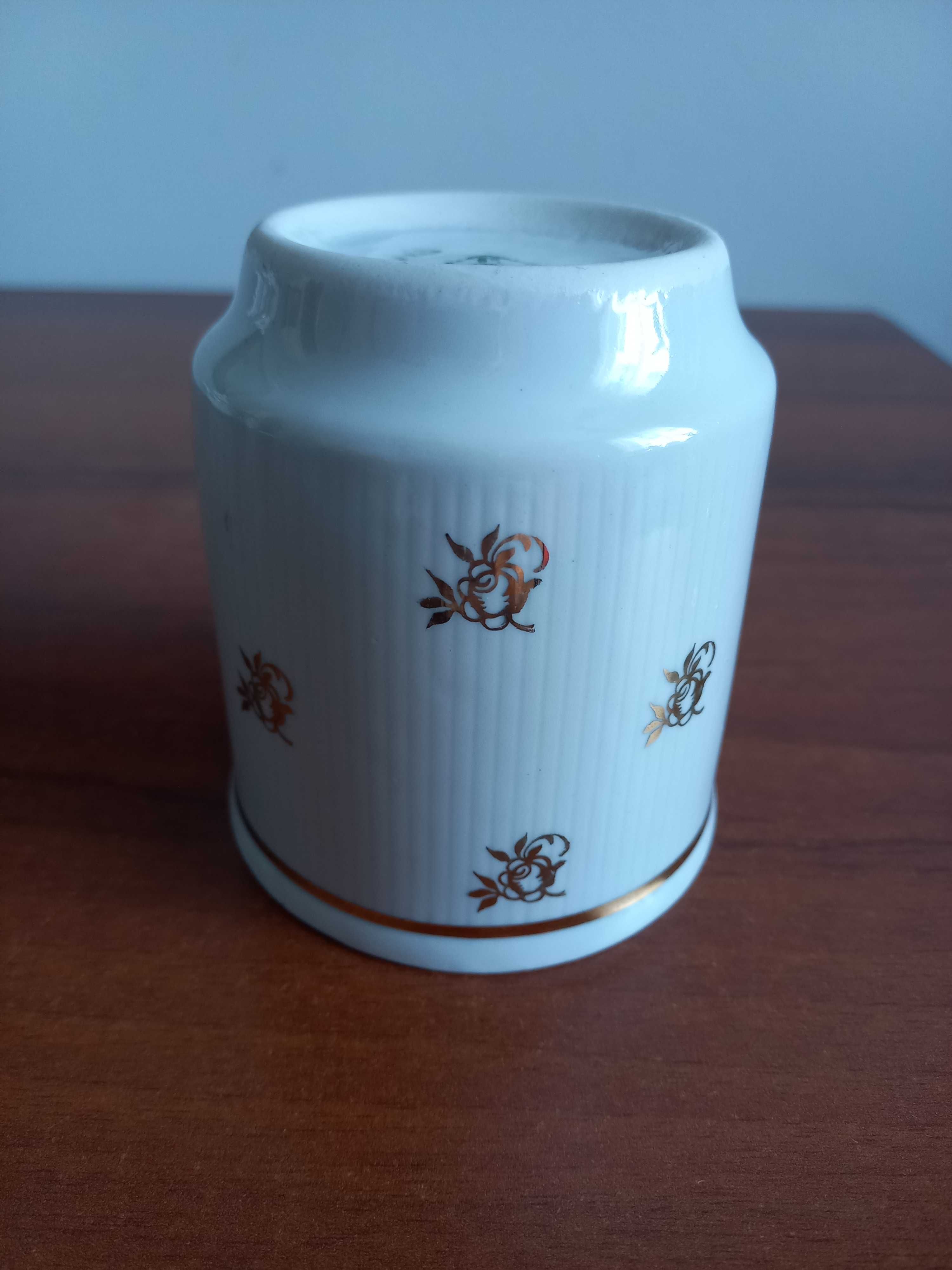 Kubek porcelana Chodzież PRL ze złoceniem.