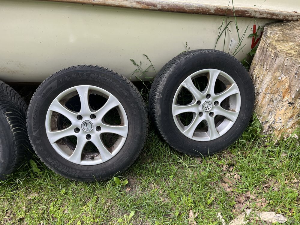 Felgi aluminiowe 15” z oponami zimowymi RCD Mazda 3