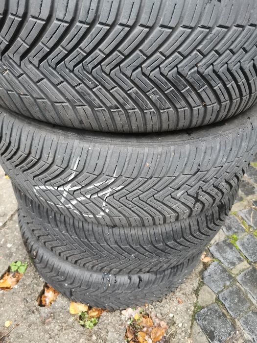 Cztery zimowe opony CONTINENTAL 215/55 R18 V XI