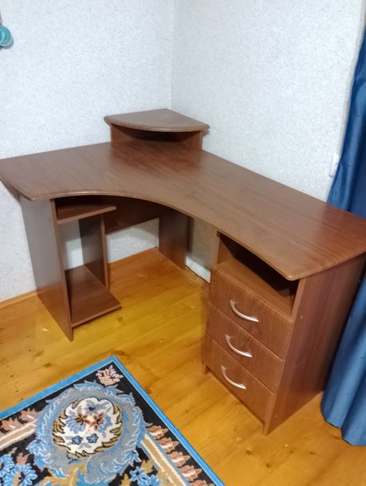 Комп'ютерний стіл