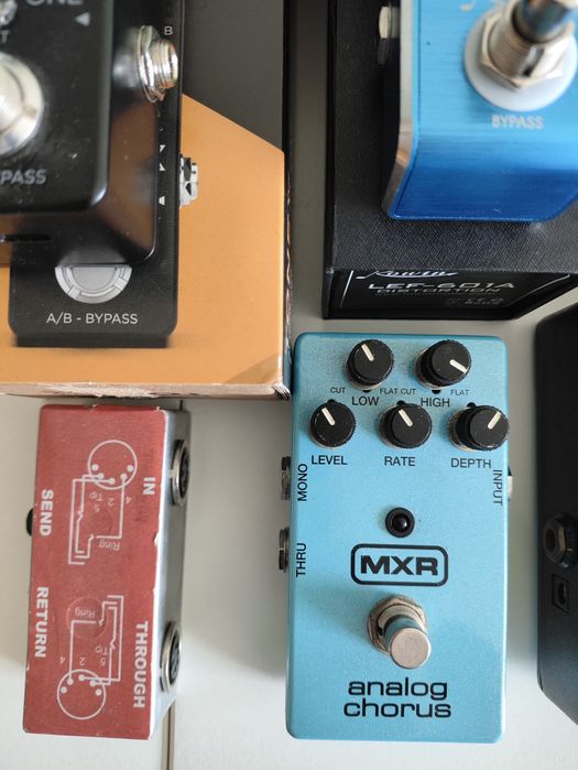 Vários pedais de efeitos
