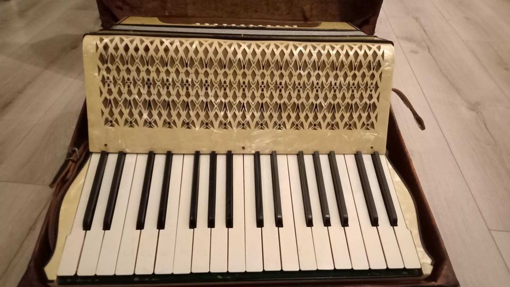 Akordeon firmy hohner razem z futerałem i skurzanym paskiem